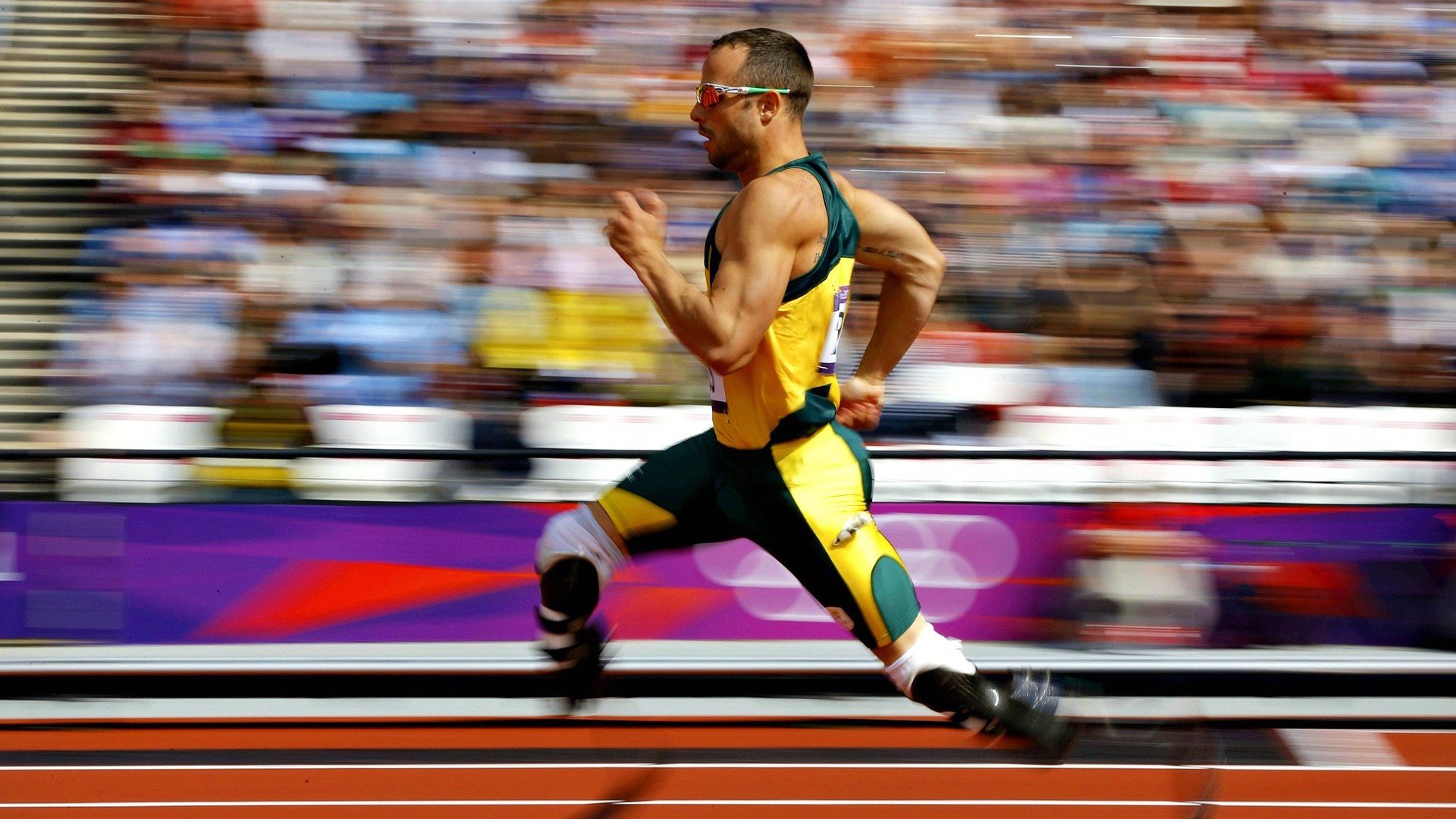 兄弟姐妹组合羽毛球双打赛 场内场外斗嘴不断